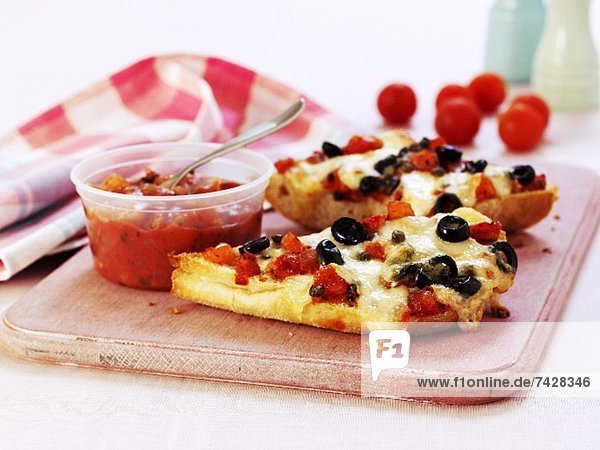 Pizza mit Oliven und Tomatensalsa