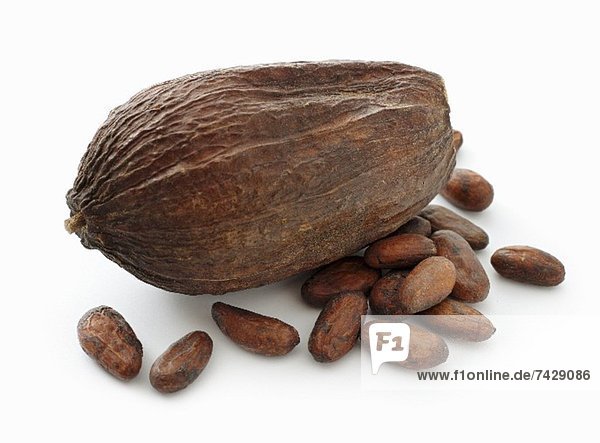 Eine Kakaoschote mit Kakaobohnen