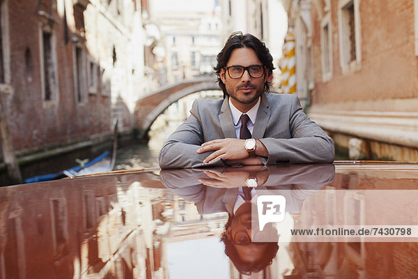 Porträt eines seriösen Geschäftsmannes im Kanal von Venedig