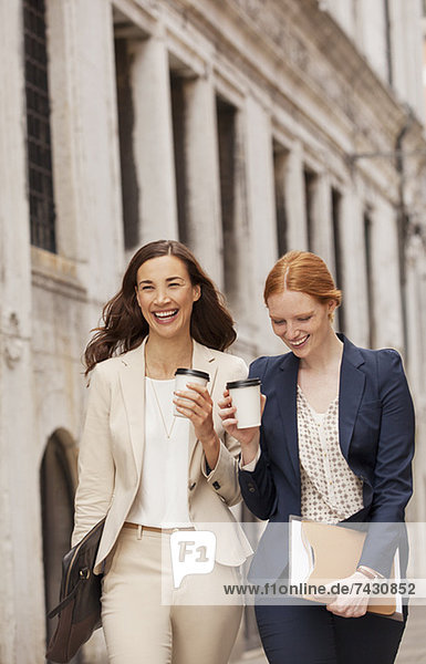 Lächelnde Frauen beim Kaffeetrinken