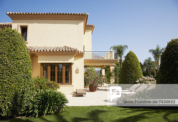Luxuriöse spanische Villa und Terrasse