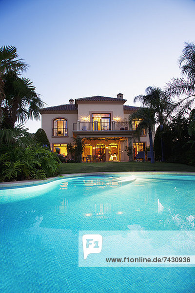 Luxus-Schwimmbad und Villa in der Abenddämmerung
