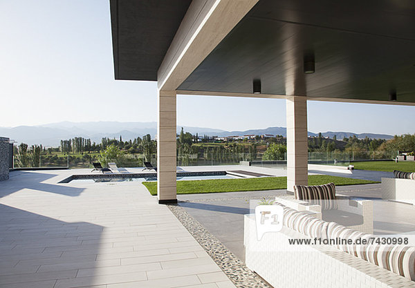 Luxuriöse Terrasse mit Blick auf Swimmingpool und Berge