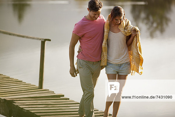 Paar auf Dock über den See laufen