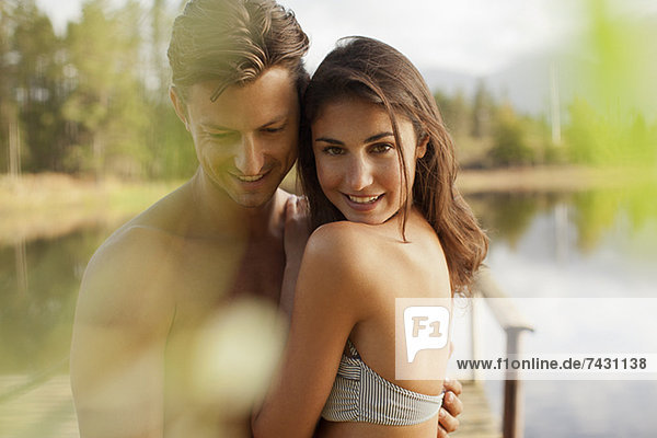 Porträt eines lächelnden Paares am Seeufer