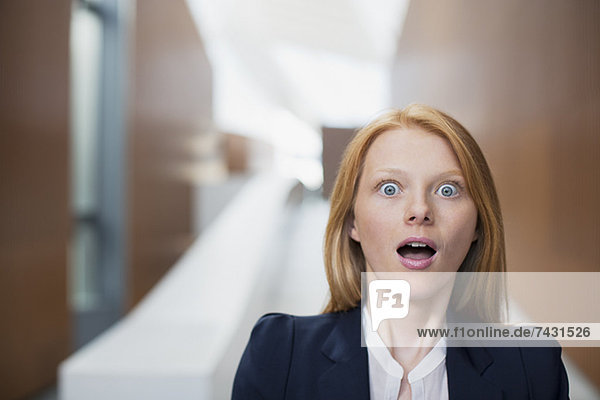Portrait der schockierten Geschäftsfrau