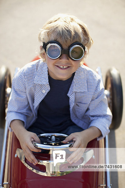Junge mit Brille im Go-Kart