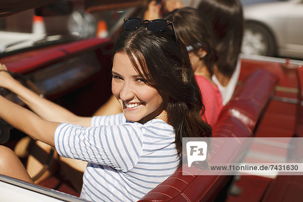 Lächelnde Frauen beim Cabriofahren