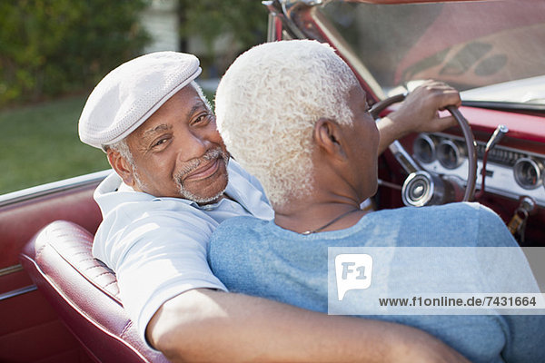 Älteres Paar im Cabrio sitzend