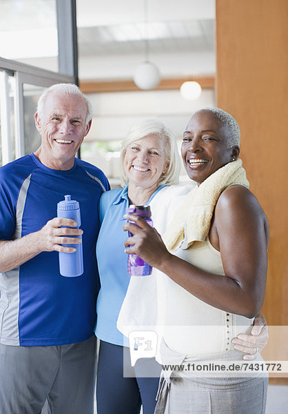 Ältere Menschen trinken Wasser nach dem Training