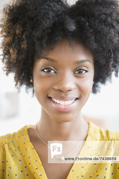 Lächelnd Afroamerikanerfrau