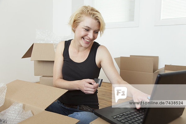 Europäer Frau Internet kaufen Eigentumswohnung neues Zuhause
