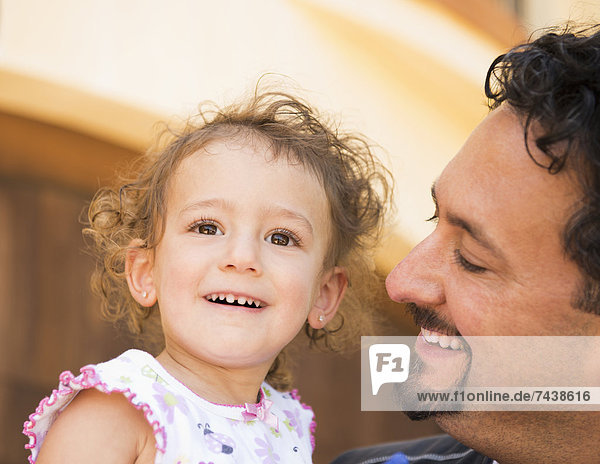 Lächelnd bei Tochter Vater