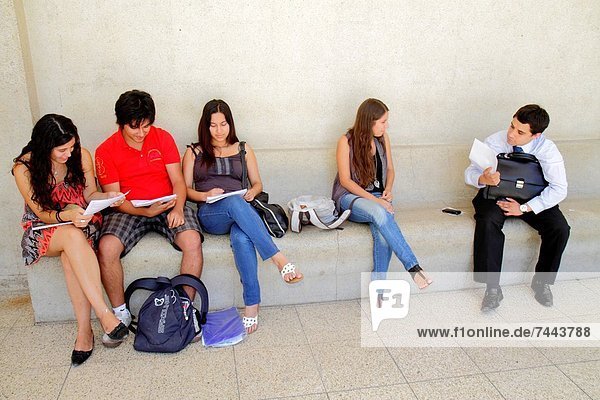 Rucksack  junger Erwachsener  junge Erwachsene  Jugendlicher  Frau  Mann  Papier  Junge - Person  Hispanier  lernen  Student  Hochschulbildung  Campus  Mädchen  Chile  lesen  vorlesen  Studium