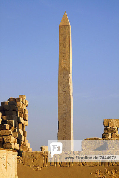 Hieroglyphenverzierter Obelisk im Karnak-Tempel  Ägypten