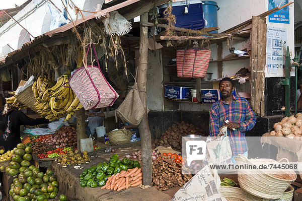 Mann verkauft Gemüse  Darajanimarkt  Stone Town  Sansibar  Tansania  Afrika