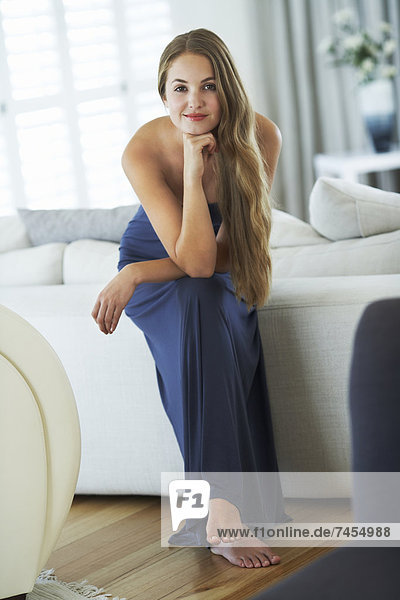 Frau Schönheit Eleganz Zimmer jung Wohnzimmer Kleid