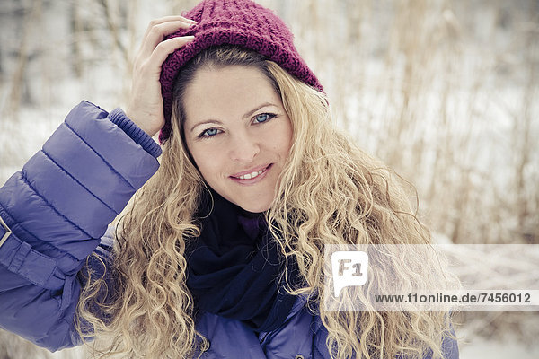 Blonde Frau in Winterkleidung im Freien  Portrait