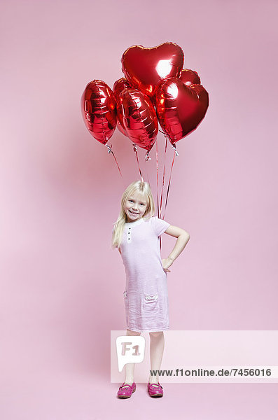 Mädchen im Kleid mit Luftballons