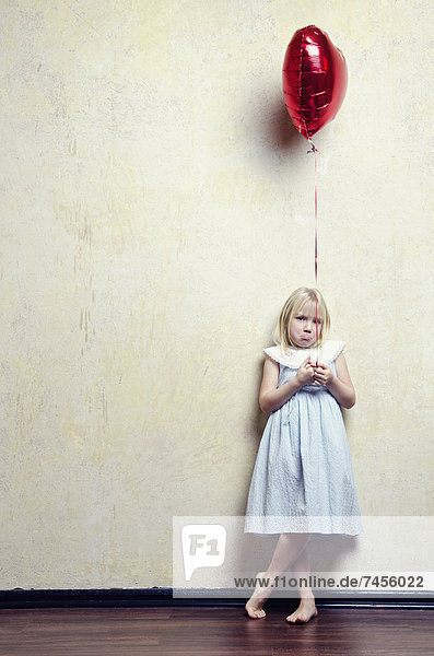 Mädchen im Kleid mit Luftballon