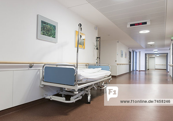 Krankenbett steht auf Krankenhausflur