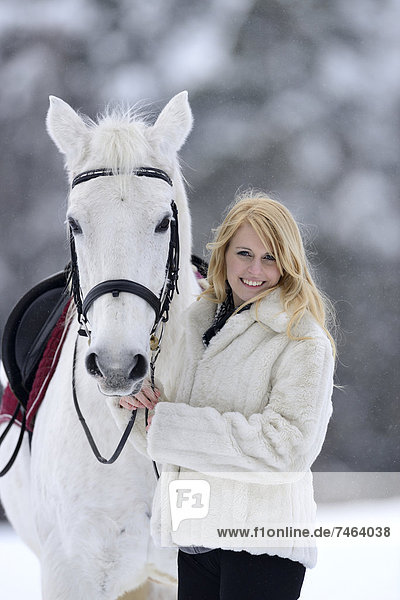 Reiterin mit ihrem Pferd  Oberpfalz  Bayern  Deutschland  Europa