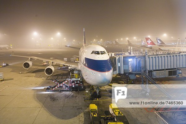 Passagiermaschine  Nacht  Flughafen  Pazifischer Ozean  Pazifik  Stiller Ozean  Großer Ozean  Globalisierung  Flugzeug  China  Asien  Boeing  Hongkong