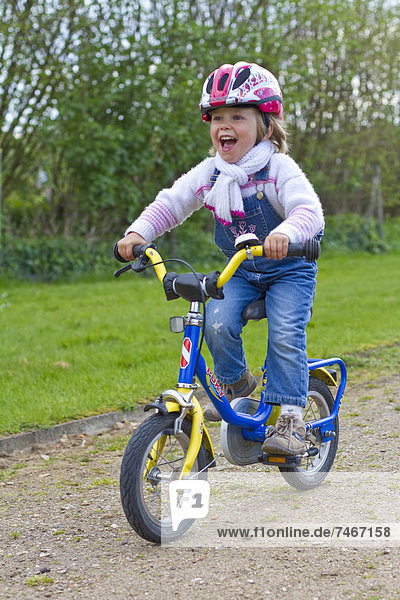 Kleinkind auf einem Fahrrad