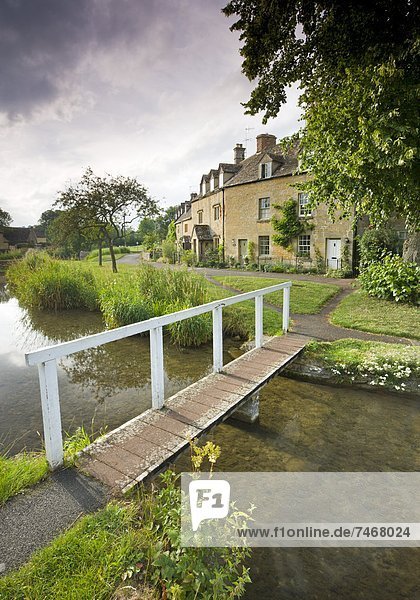 Fußgängerbrücke Europa Großbritannien über Fluss Dorf Landhaus Cotswolds England Gloucestershire