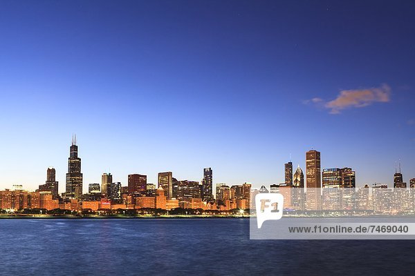 Vereinigte Staaten von Amerika  USA  Skyline  Skylines  See  Nordamerika  Chicago  Abenddämmerung  Illinois  Michigan