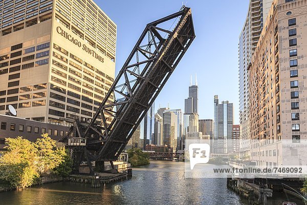 Vereinigte Staaten von Amerika  USA  heben  Brücke  Hintergrund  Fluss  Zug  Nordamerika  Fokus auf den Vordergrund  Fokus auf dem Vordergrund  Zimmer  Ruine  Sears Tower  Chicago  Illinois