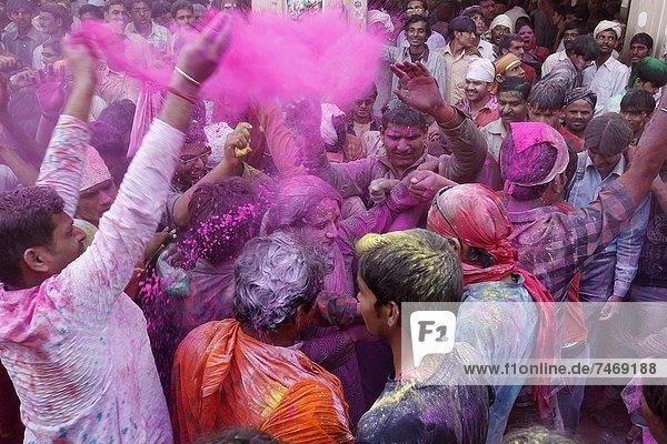 Dancers celebrating Holi festival in Barsana temple  Barsana  Uttar Pradesh  India  Asia