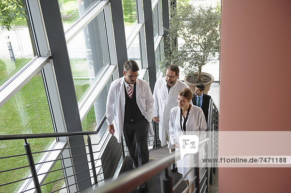 Ärzte beim Treppensteigen im Büro