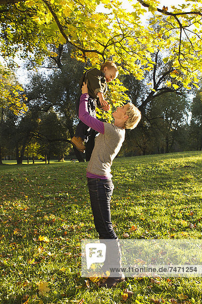 Mutter und Sohn spielen im Park