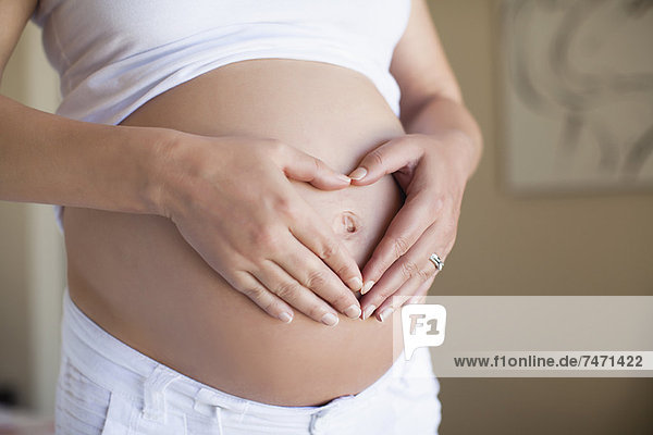 Schwangere Frau mit Herzform