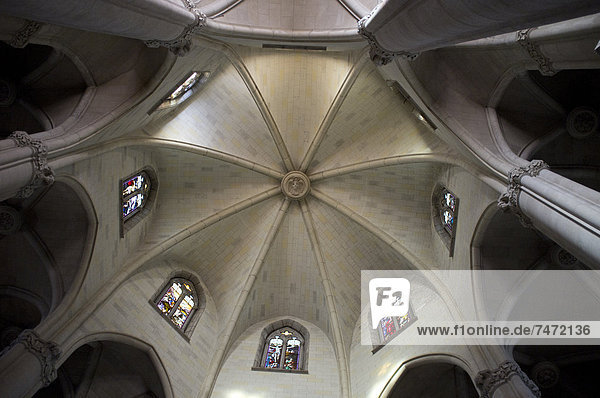 Kirche Heiligkeit herzförmig Herz Jesus Christus Gewölbedecke Barcelona Spanien