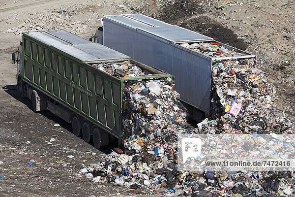 LKWs  die Abfälle auf Deponien deponieren
