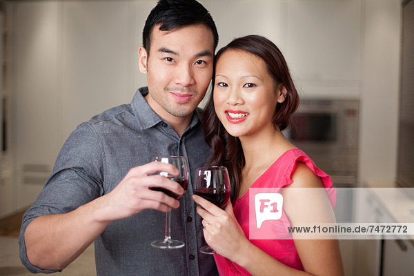 Paare toasten sich mit Wein.