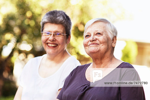Ältere Frauen lächeln gemeinsam im Freien