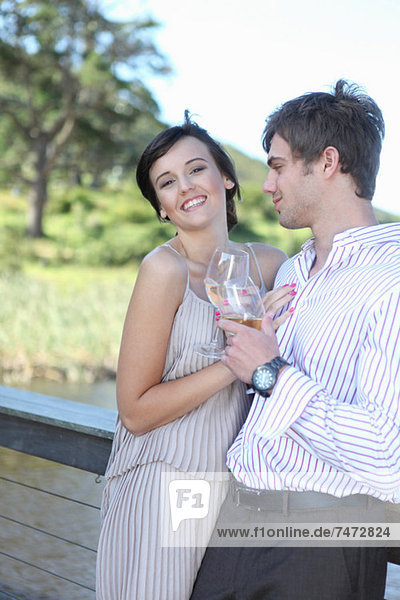Paare trinken Wein zusammen im Freien