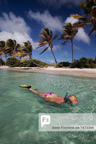 Frau beim Schnorcheln im tropischen Wasser