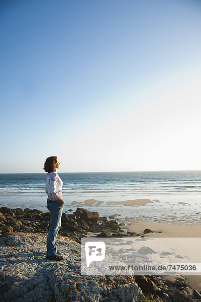 entfernt  Frankreich  Frau  sehen  Strand  Bretagne  Finistere