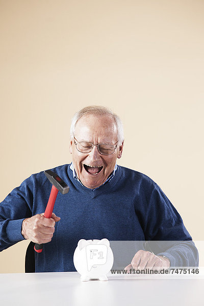 Senior  Senioren  Portrait  Mann  zerbrechen brechen  bricht  brechend  zerbrechend  zerbricht  Bank  Kreditinstitut  Banken