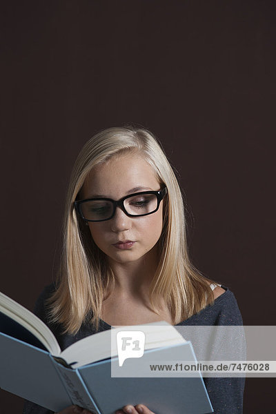 Jugendlicher  Brille  Buch  Kleidung  Taschenbuch  vorlesen