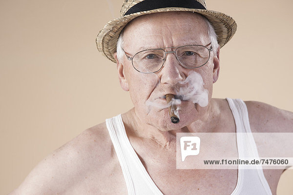 rauchen  rauchend  raucht  qualm  qualmend  qualmt  Senior  Senioren  Portrait  Mann  Hut  Zigarre  Unterhemd  Kleidung  Strohhut  Stroh
