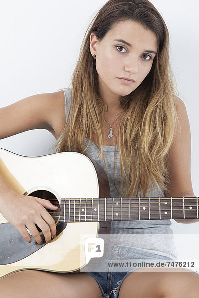 Portrait  Jugendlicher  Spiel  Gitarre  Akustikgitarre  akustische Gitarre  Mädchen