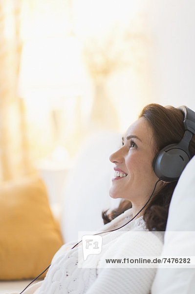 Interior  zu Hause  Frau  zuhören  Musik