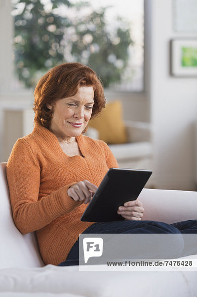 sitzend  benutzen  Frau  Couch  Tablet PC