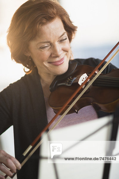 Senior  Senioren  Frau  Spiel  Geige