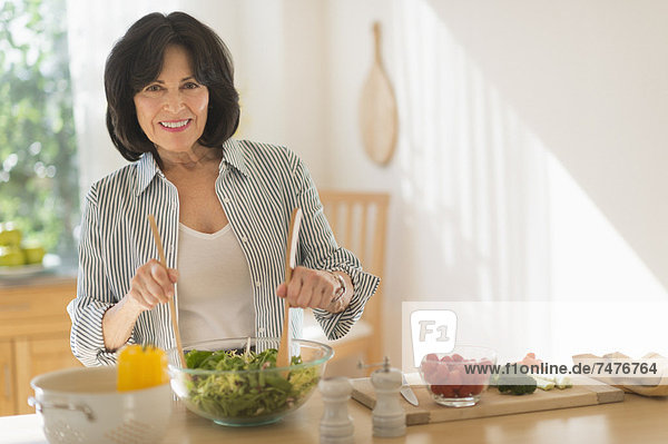 Senior  Senioren  Frau  Vorbereitung  Salat